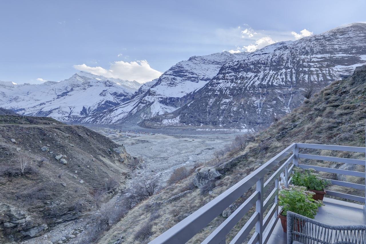 Mountain-view terrace at Utpala House, Sissu Lahaul