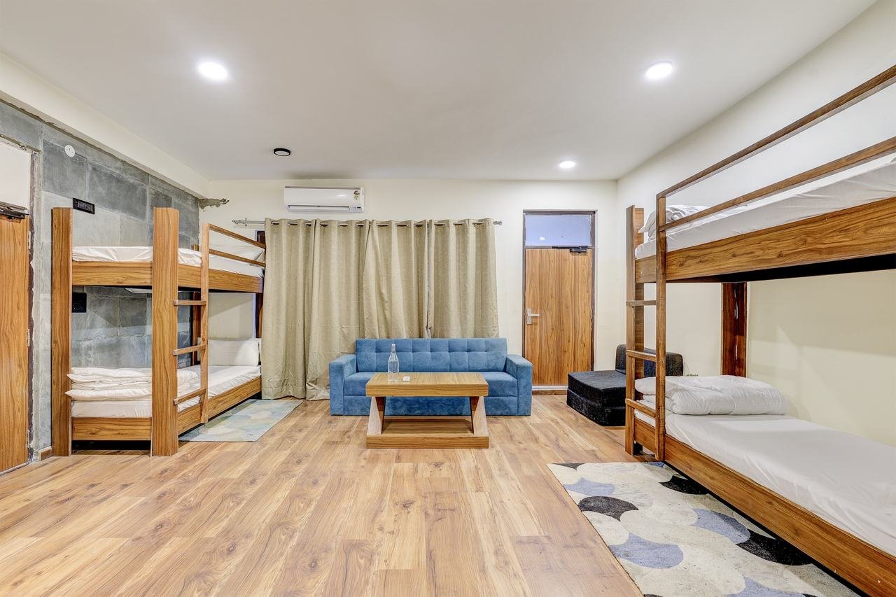 Deluxe Bunk Room with six bunk beds
