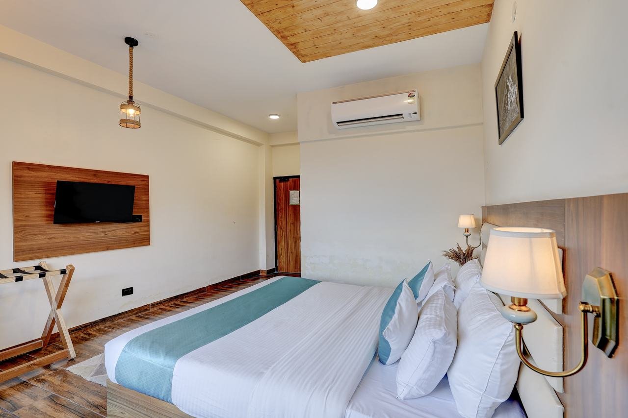 Deluxe Room interior at Utpala House Sissu