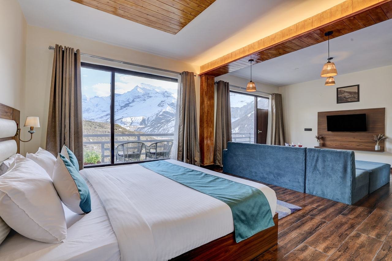 Deluxe Suite Room with separate living area and mountain-view balcony at Utpala House Sissu